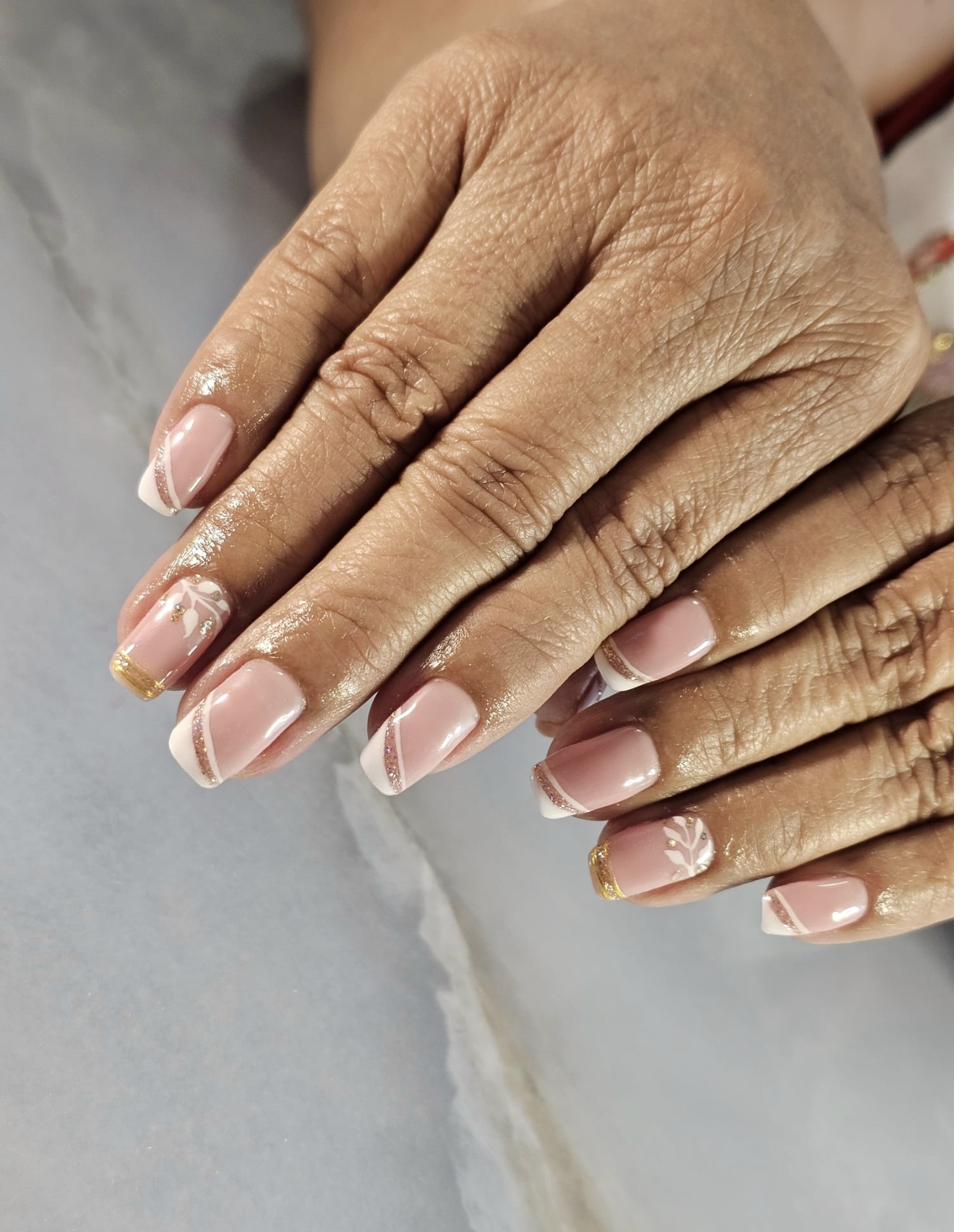 Diseño de uñas - French con Flores